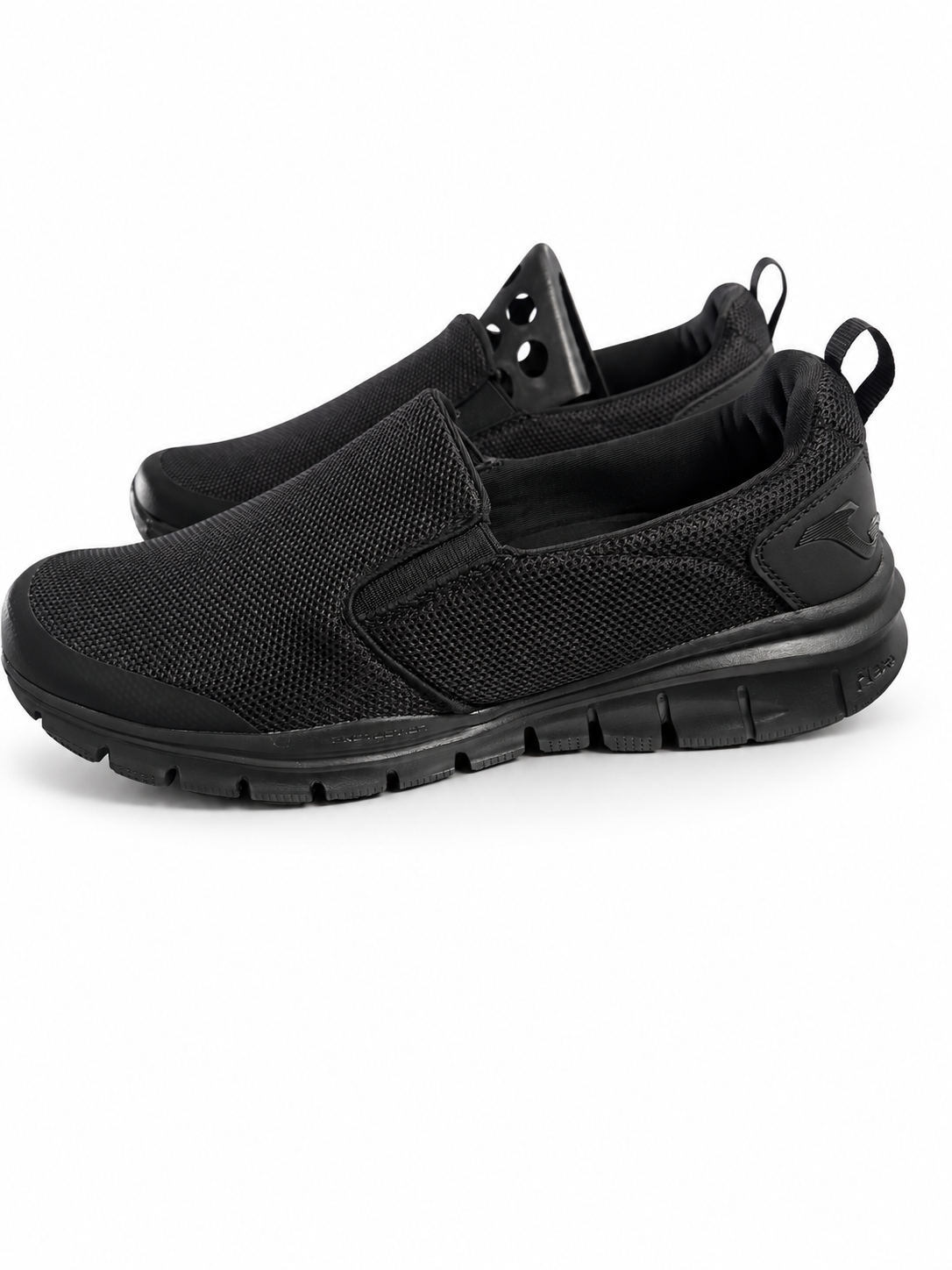 Zapatillas Joma Laceless Men 2201 negras sin cordones — fondo blanco
