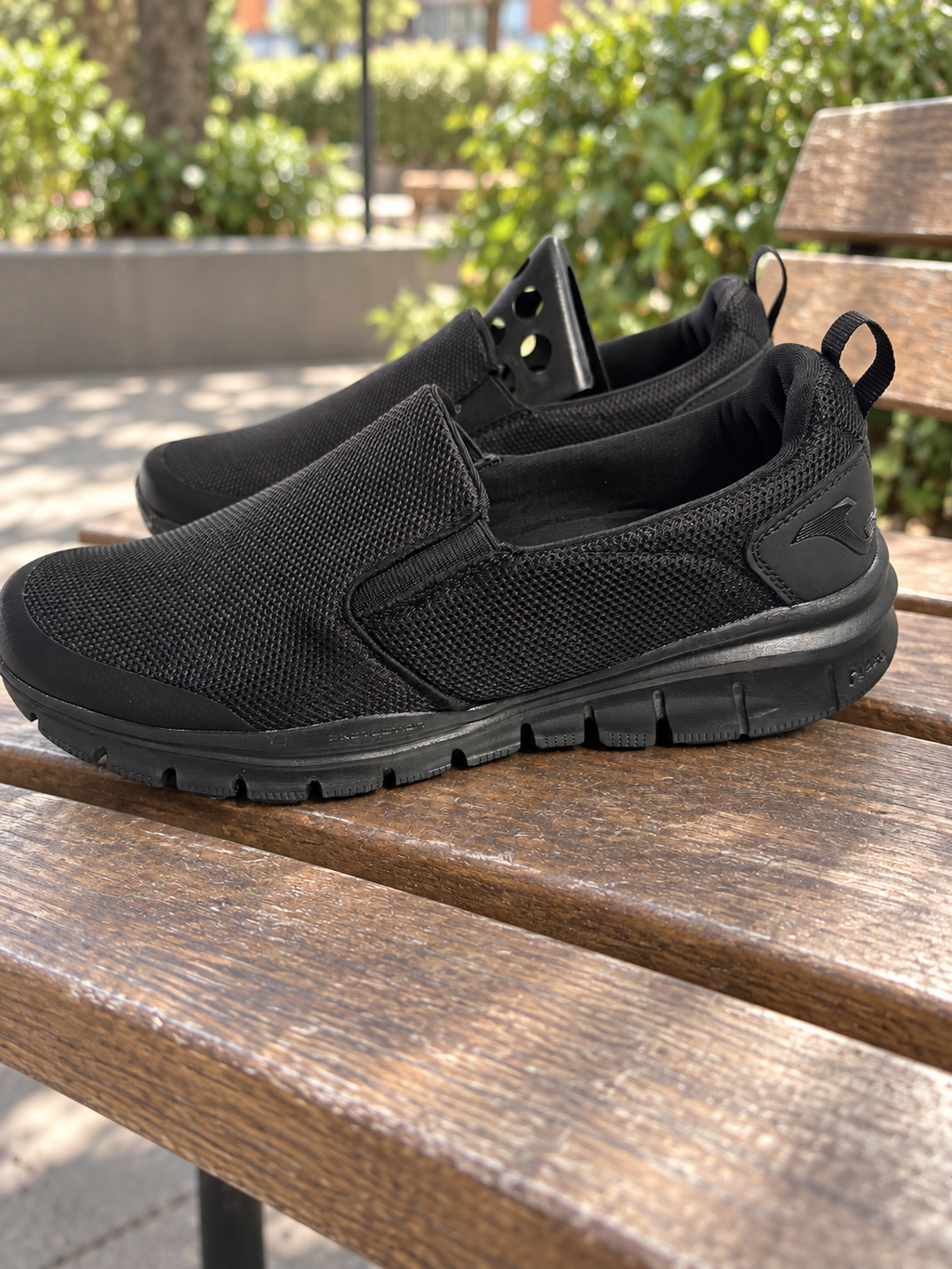 Zapatillas Joma Laceless Men 2201 negras sin cordones — ambiente de patio
