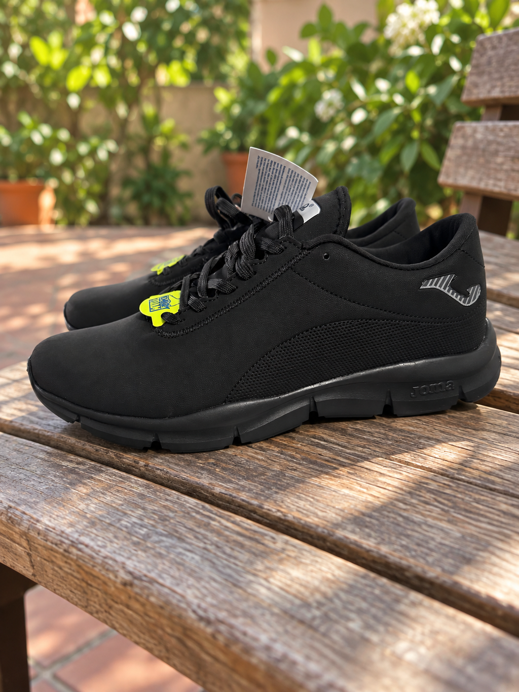 Zapatillas Joma Neftis Lady 2101 negras con cordones — ambiente de patio