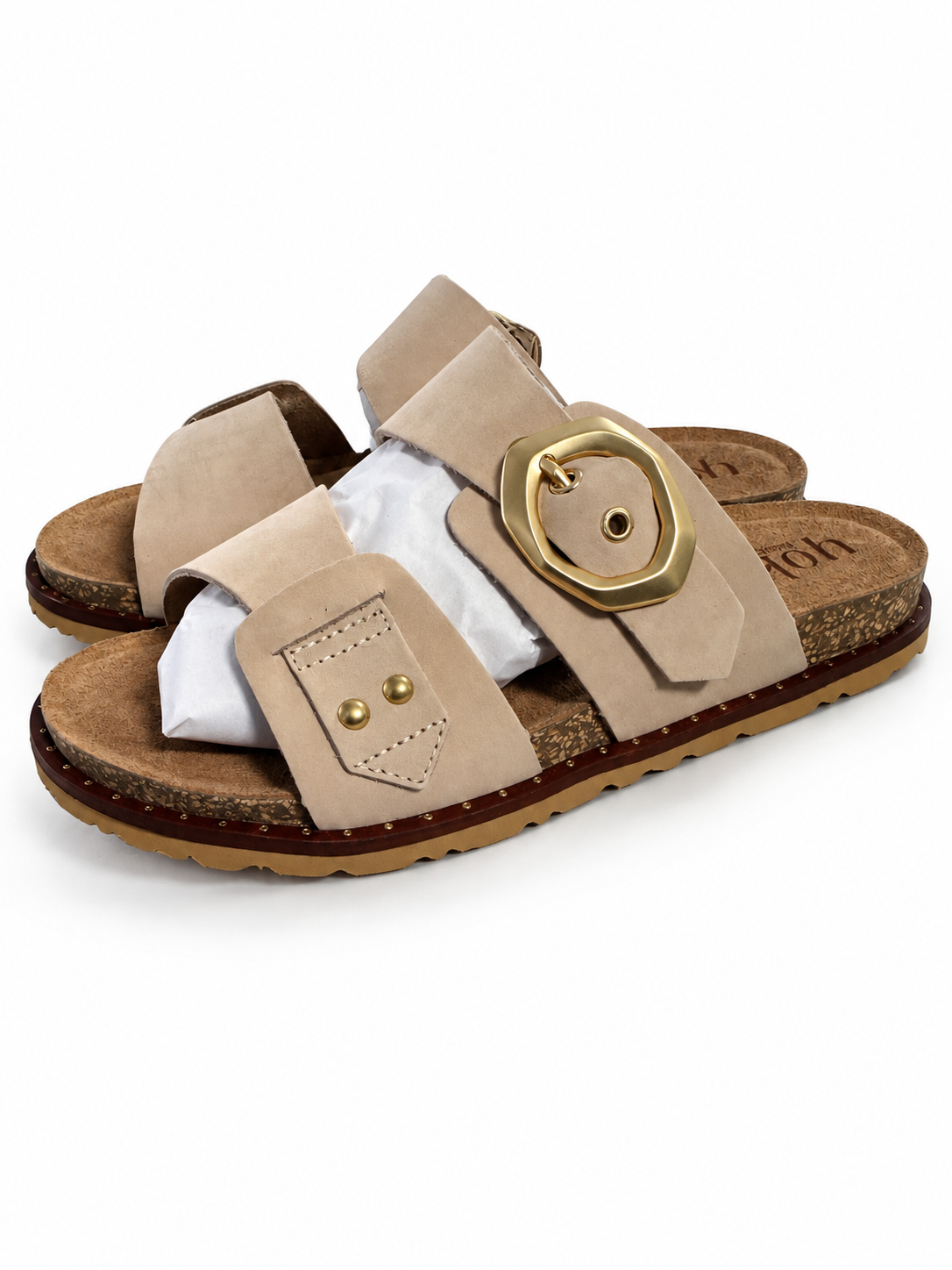 Sandalias Yokono Bolus-254 beige con hebilla dorada — fondo blanco