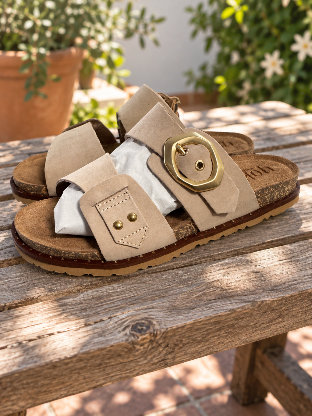 Sandalias Yokono Bolus-254 beige con hebilla dorada — ambiente de patio