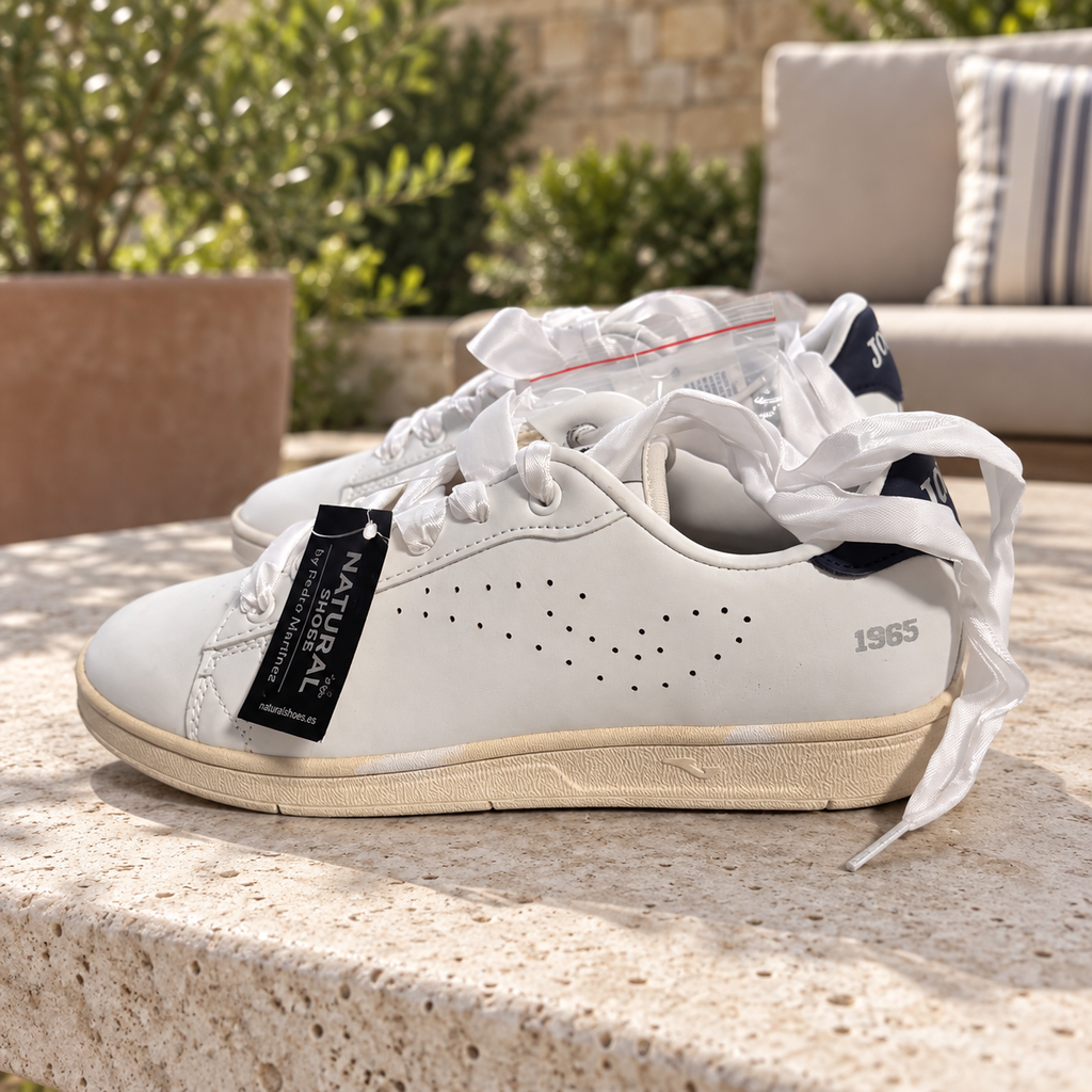 Zapatillas Joma Classic Lady 804 blancas y azules — ambiente de terraza