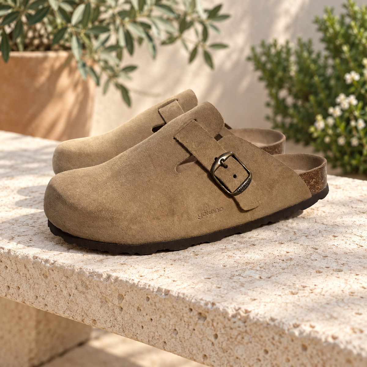 Zuecos Yokono 599 mushroom con hebilla — ambiente de terraza