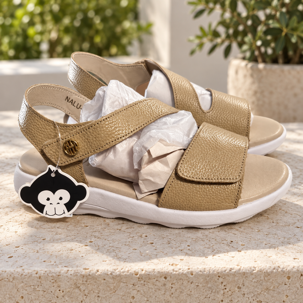 Sandalias Happy Monk Nalu-003 beige — ambiente de terraza