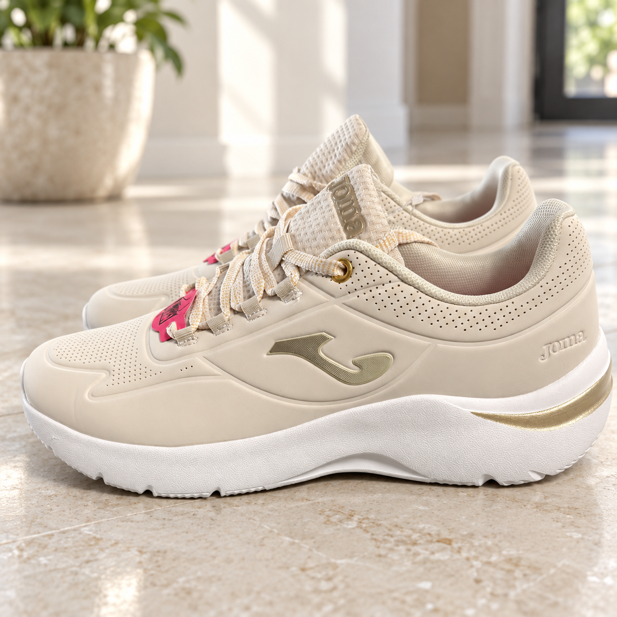 Joma N-400 Lady 2325 beige con detalles dorados — ambiente cotidiano