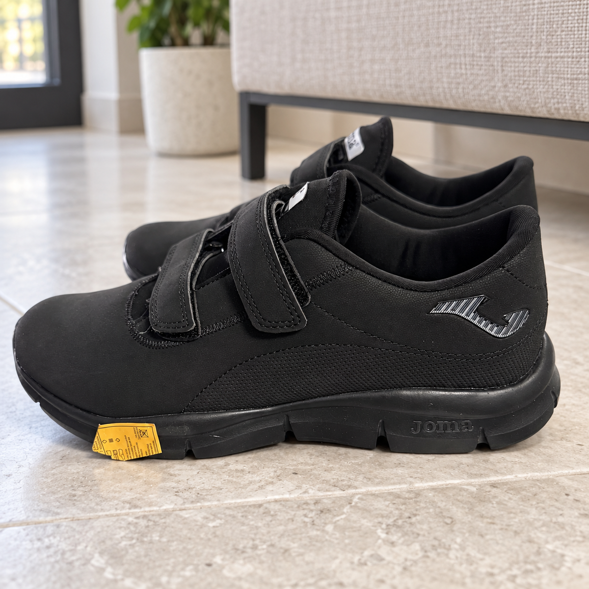 Joma Neftis Lady 2101 negras con doble cierre — ambiente cotidiano