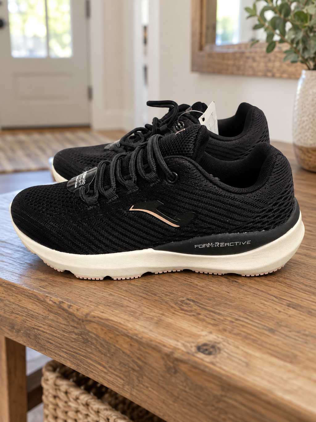 Joma Selene Lady 2301 negras con suela clara — ambiente cotidiano