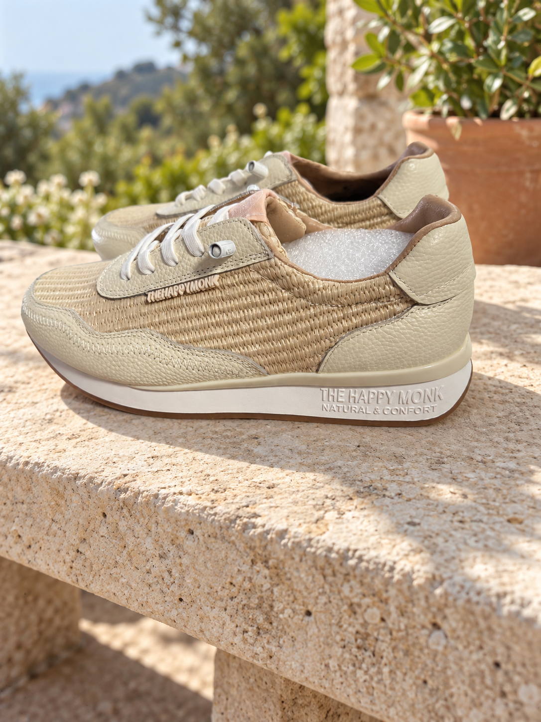 Happy Monk Vanity-019 hielo — ambiente de terraza