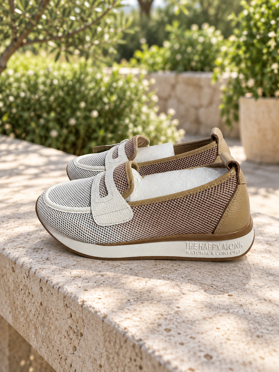 Happy Monk Vanity-023 beige — ambiente de terraza
