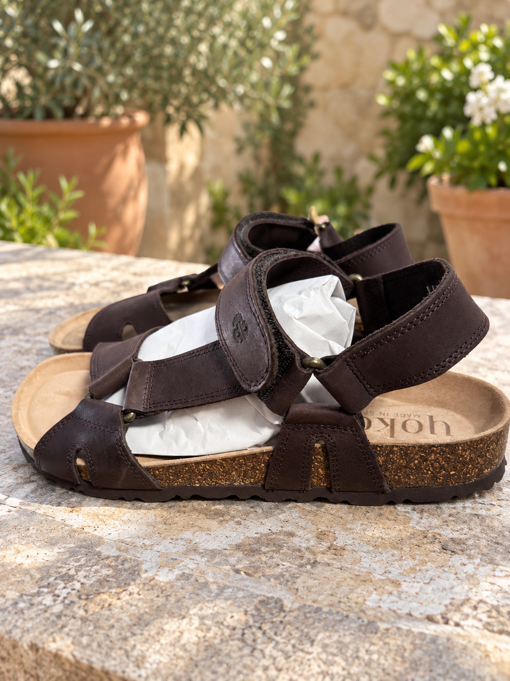Sandalias Yokono Macam-005 marrones con cierre de velcro: lifestyle