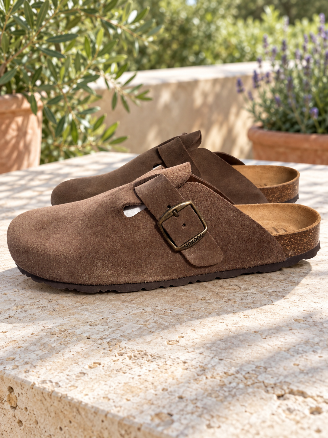 Zuecos Yokono 599CRO marrón lodo para hombre, talla 42 — ambiente de terraza