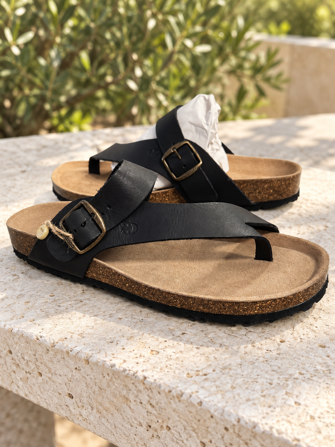 Sandalias Yokono Macam-203 negras de dedo para hombre, talla 41 — ambiente de terraza