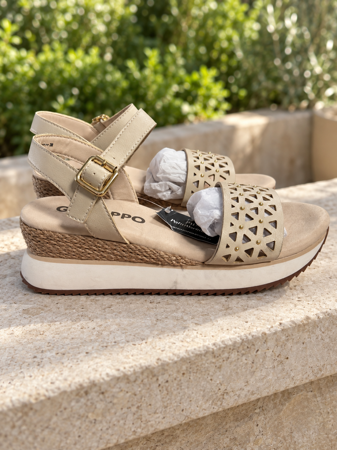 Sandalias Gioseppo Wete blanco roto con calado y plataforma, talla 38 — ambiente exterior