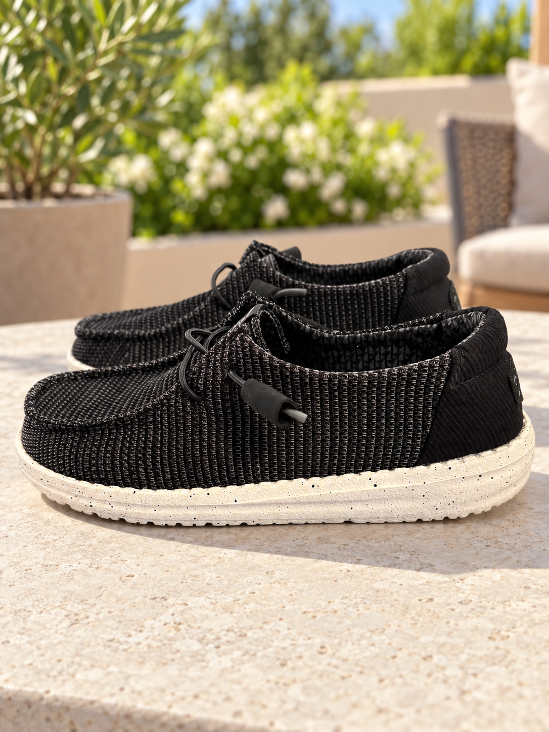 Zapatillas Hey Dude Wendy Stretch Sox negras con suela moteada talla 38 — ambiente de terraza