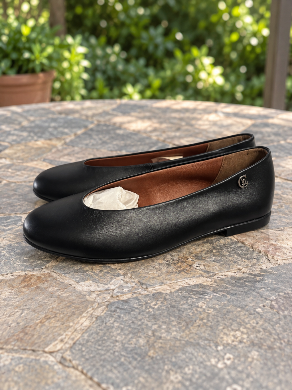 Bailarinas Chamby 635 negras con detalle metálico talla 37 — ambiente exterior