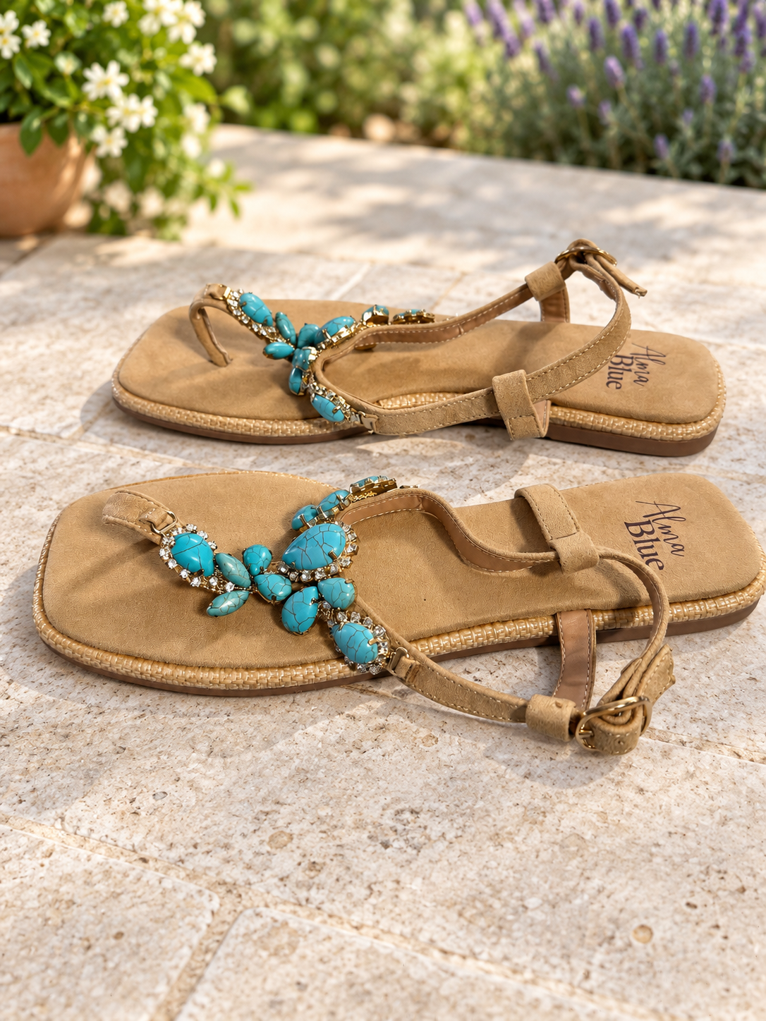 Sandalias Alma Blue V22BL2049 con adornos turquesa — ambiente exterior