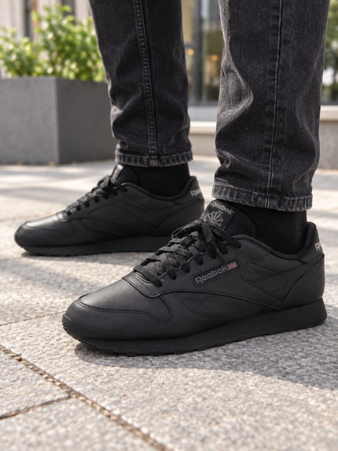 Zapatillas Reebok Classic Leather 16898 negras, imagen lifestyle