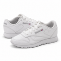 Zapatillas Reebok Classic Leather blancas sobre fondo blanco