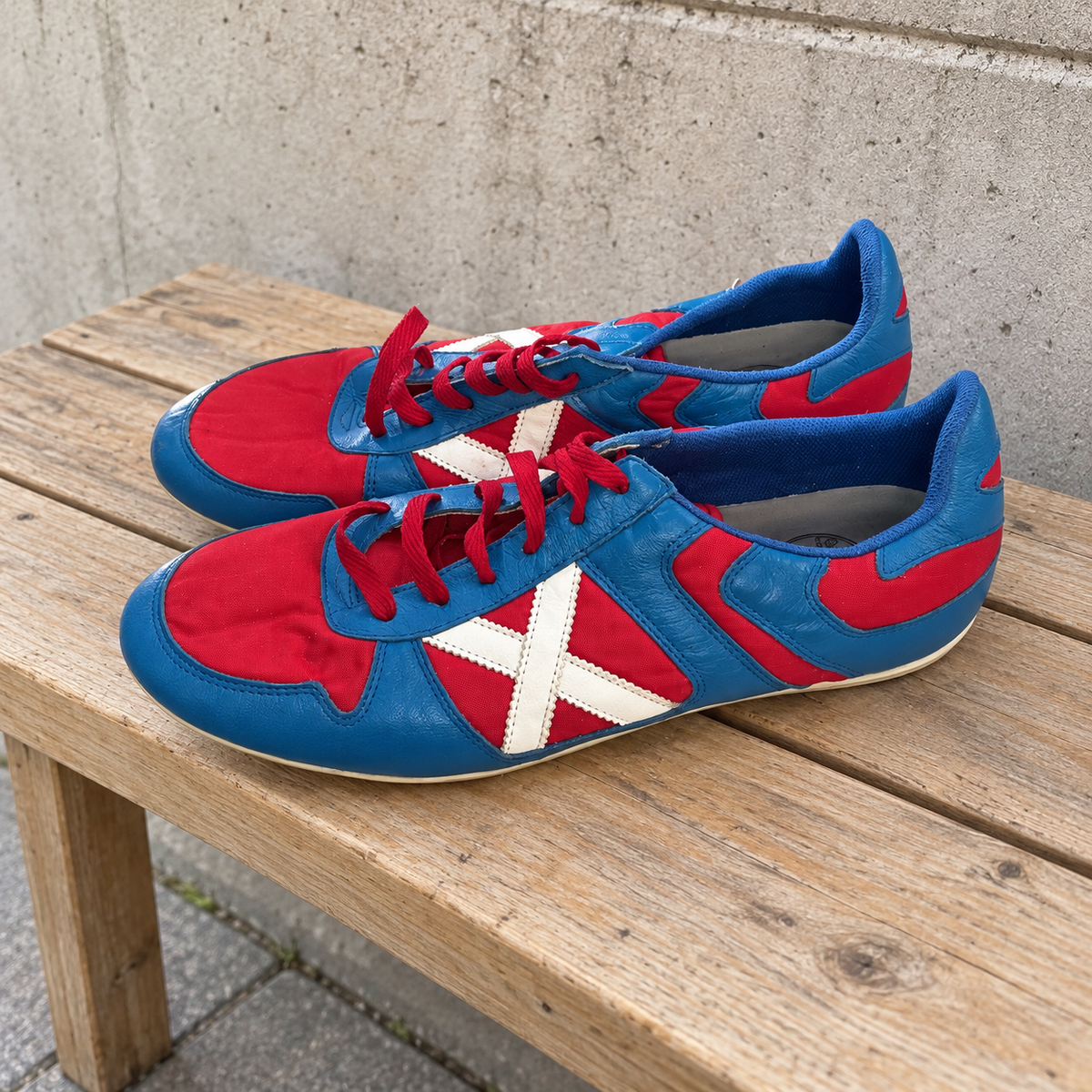 Zapatillas Munich rojas y azules con X blanca · Talla 45 - lifestyle sobre banco