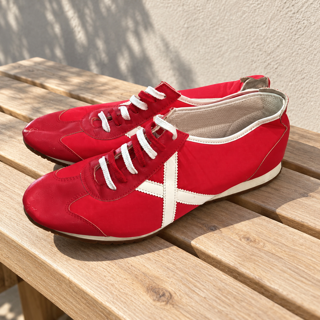 Zapatillas Munich rojas con X blanca y ribete claro · Talla 45 - lifestyle sobre banco
