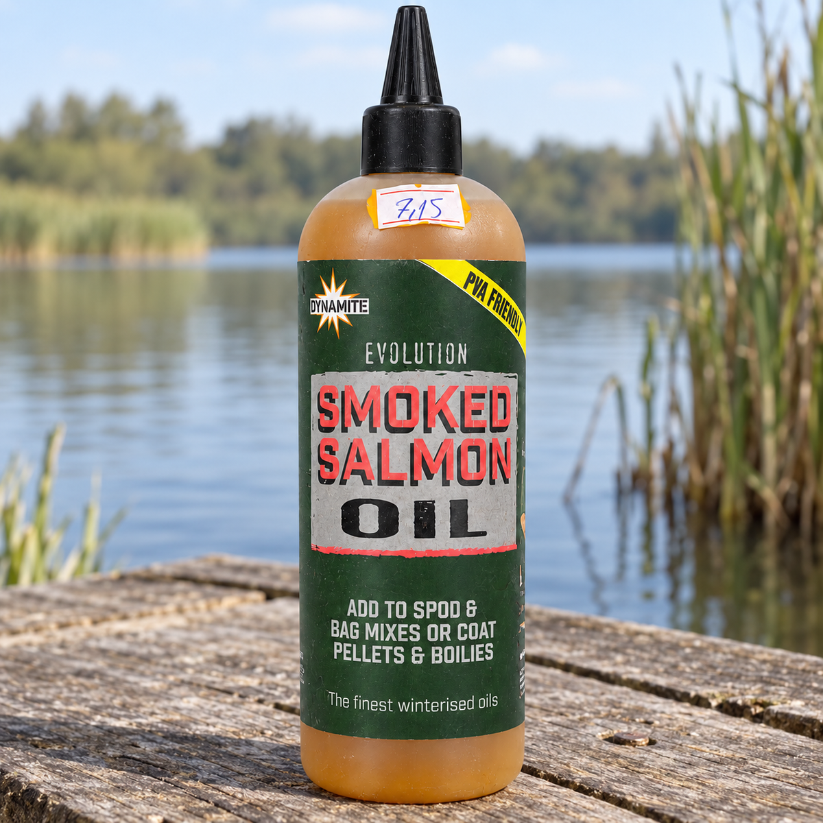 Dynamite Evolution Smoked Salmon Oil en un entorno de pesca