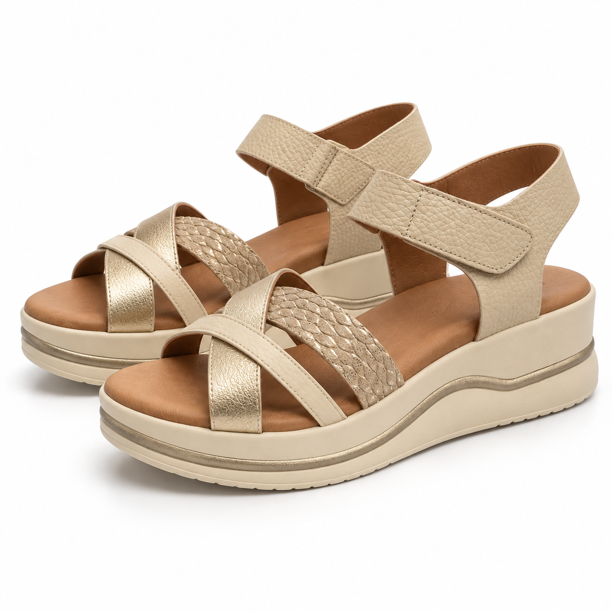 Sandalias de plataforma modelo 925 beige talla 39 sobre fondo blanco
