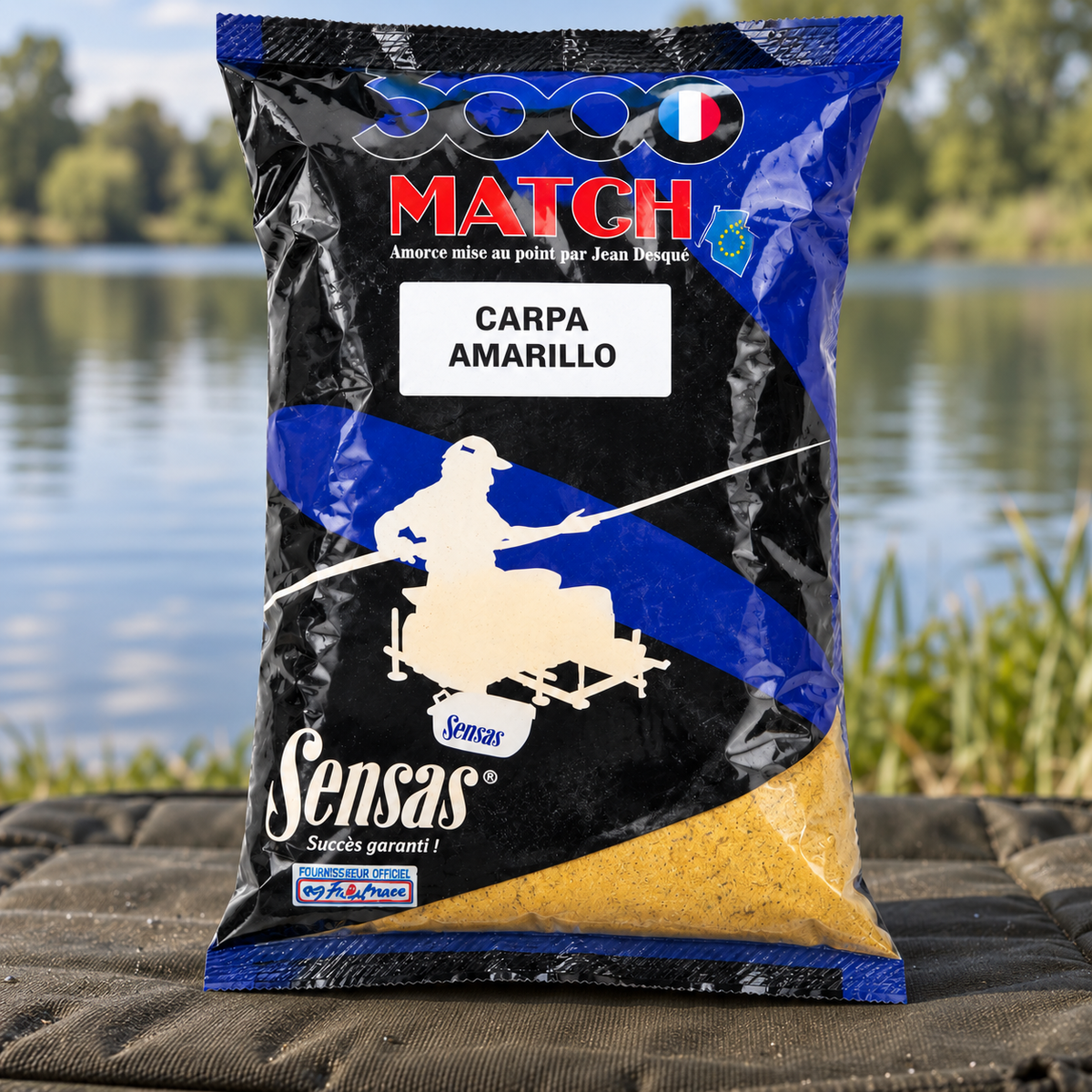 Bolsa Sensas 3000 Match Carpa Amarillo junto a un lago