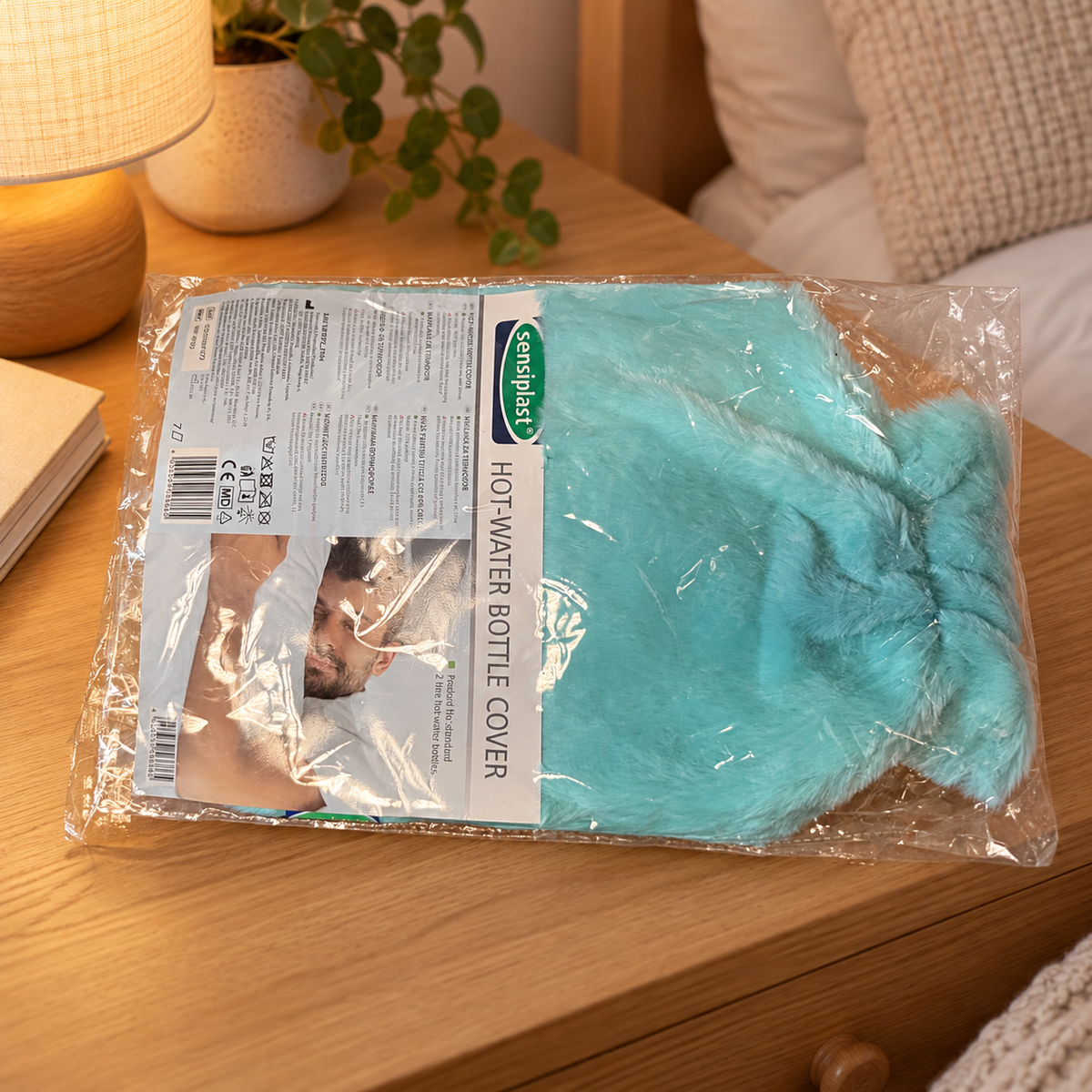 Funda Sensiplast turquesa empaquetada sobre mesita; decoración no incluida