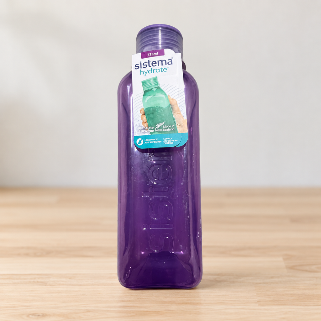 Botella Sistema Hydrate morada sobre encimera