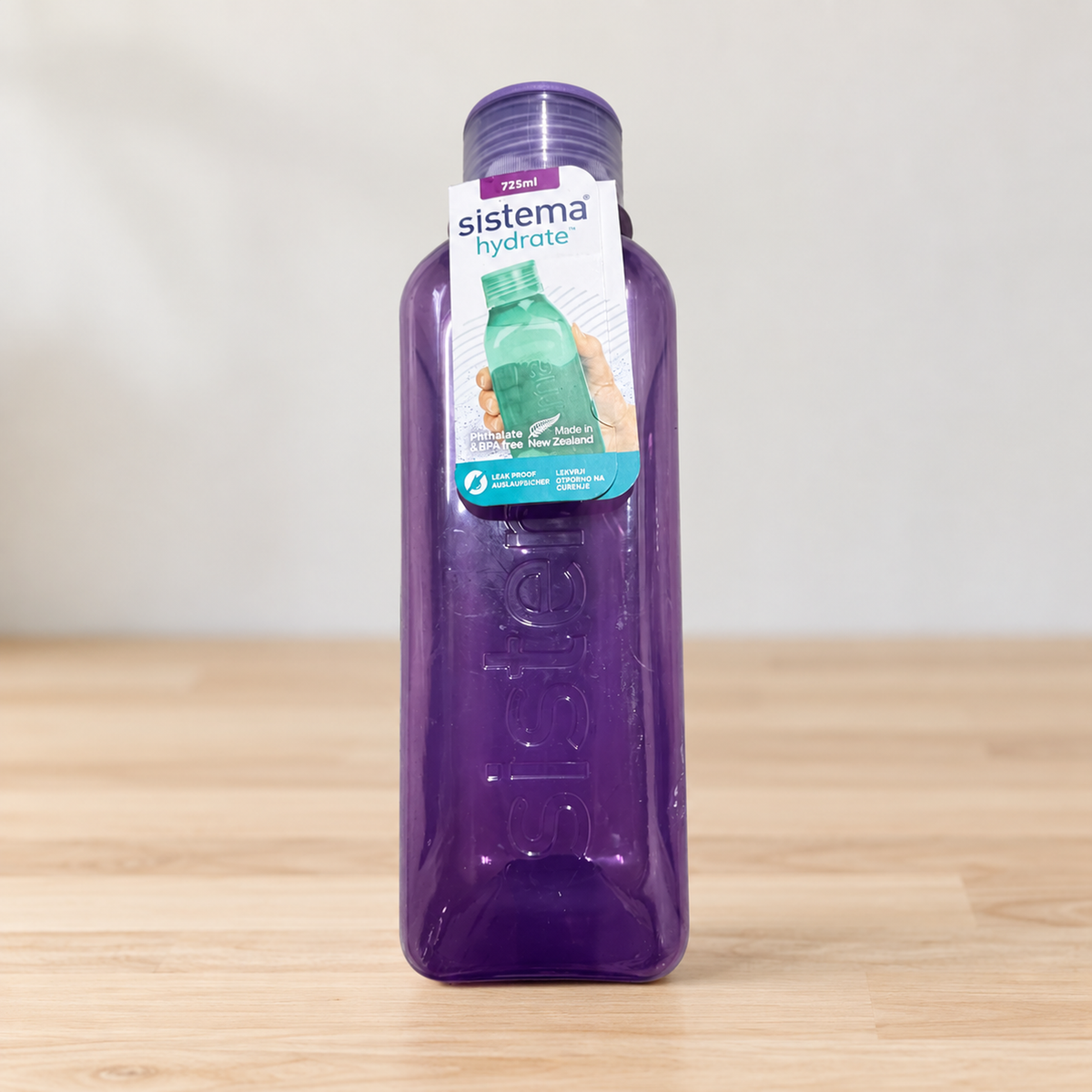 Botella Sistema Hydrate morada sobre encimera