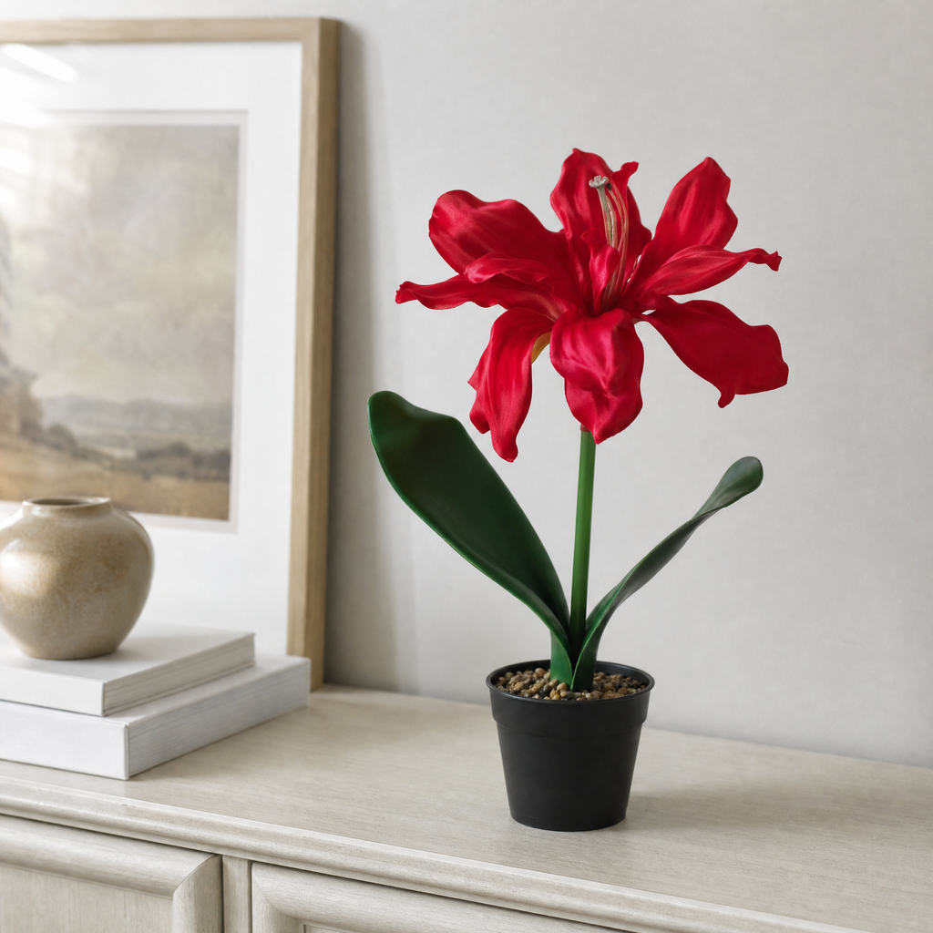 Planta artificial decorativa con flor roja en maceta negra