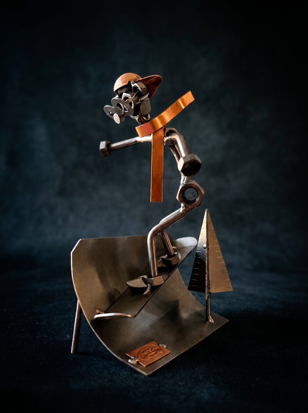 Figura Artesanal de Metal — Snowboarder en la Montaña