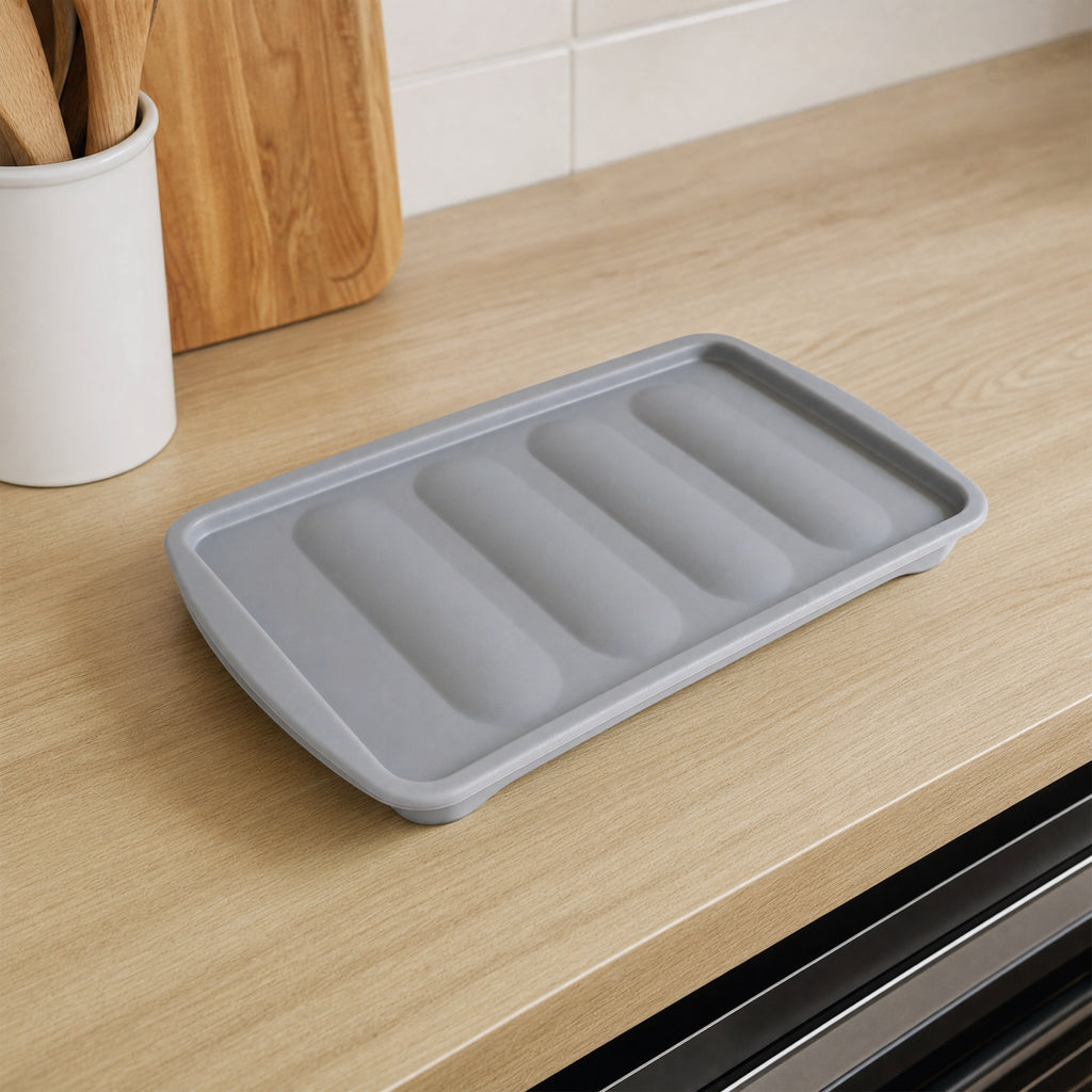 Tapa o bandeja rectangular gris con borde perimetral elevado y ranuras longitudinales