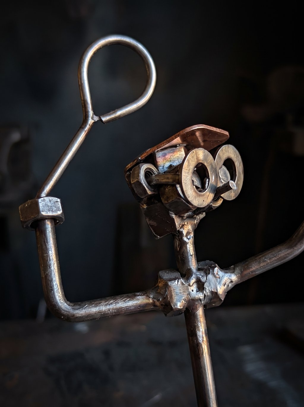 Figura Artesanal de Metal — Tenista en Acción