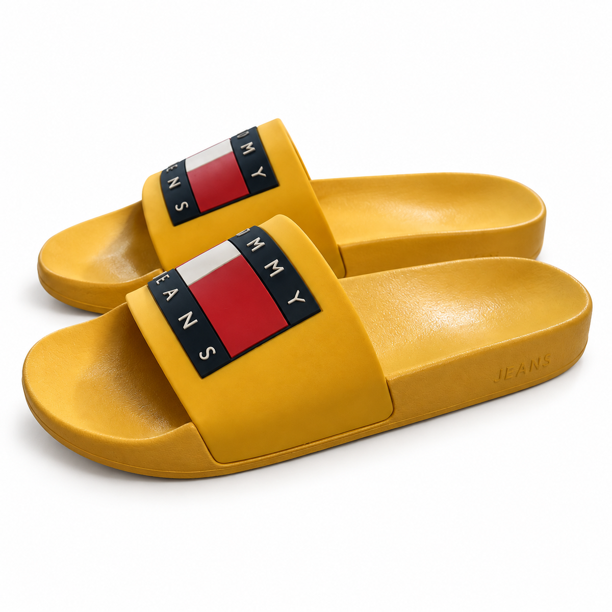 Chanclas Tommy Jeans mostaza talla 41 — par sobre fondo blanco