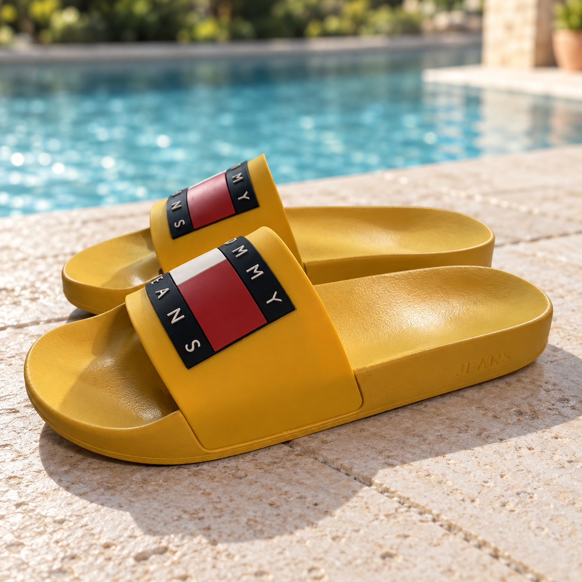 Chanclas Tommy Jeans mostaza talla 41 — par en terraza junto a piscina