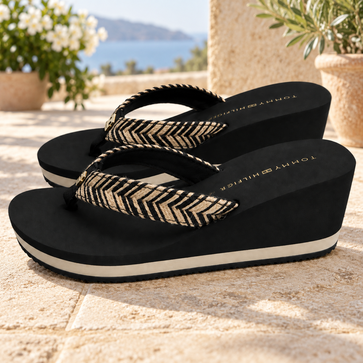 Chanclas Tommy Hilfiger negras con cuña talla 37 — par en una terraza