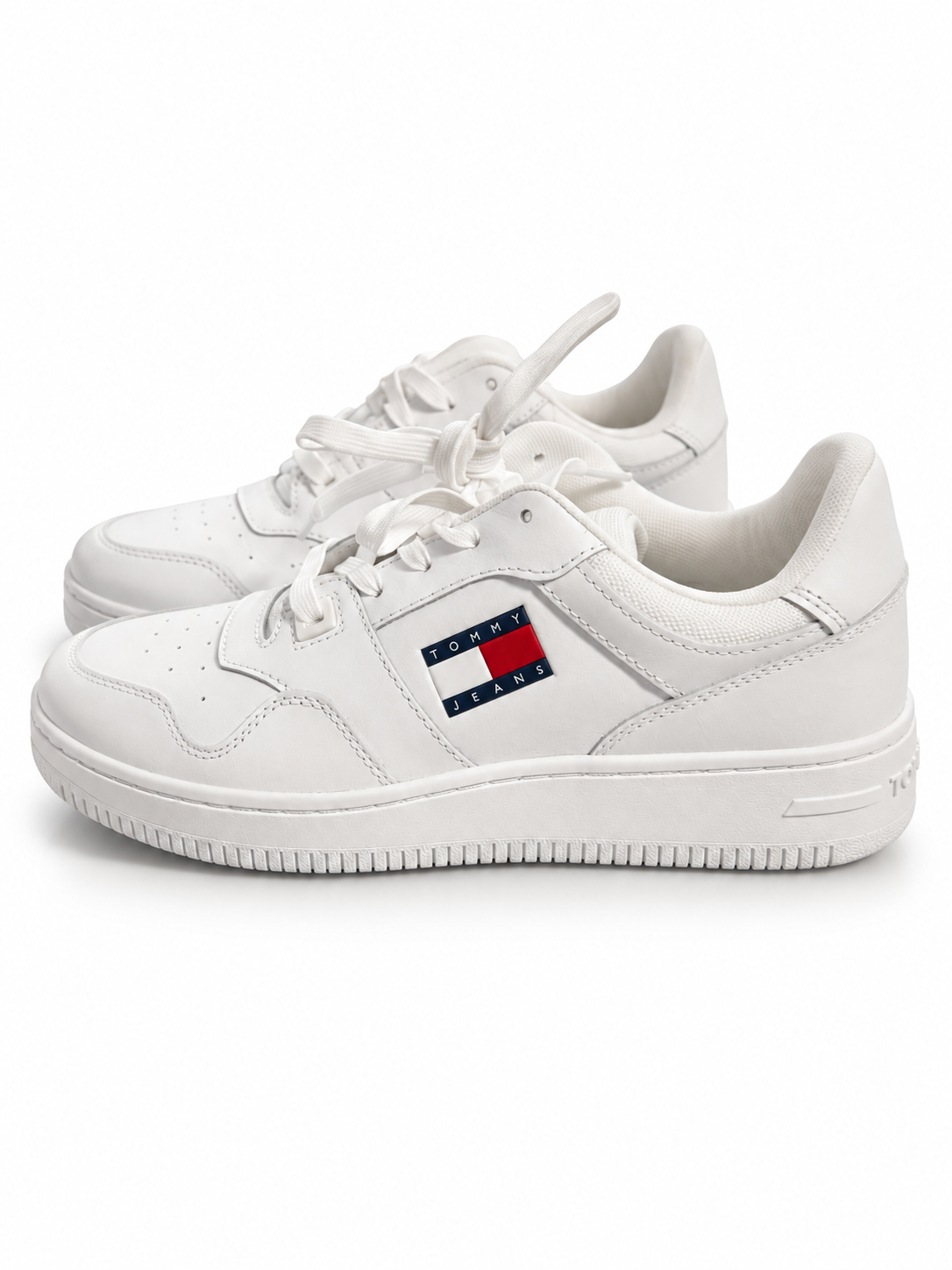Tommy Jeans Retro Basket blancas talla 41 — par sobre fondo blanco