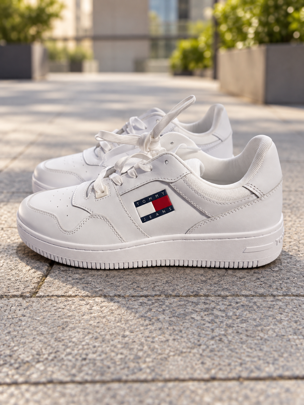 Tommy Jeans Retro Basket blancas talla 41 — par en una terraza urbana