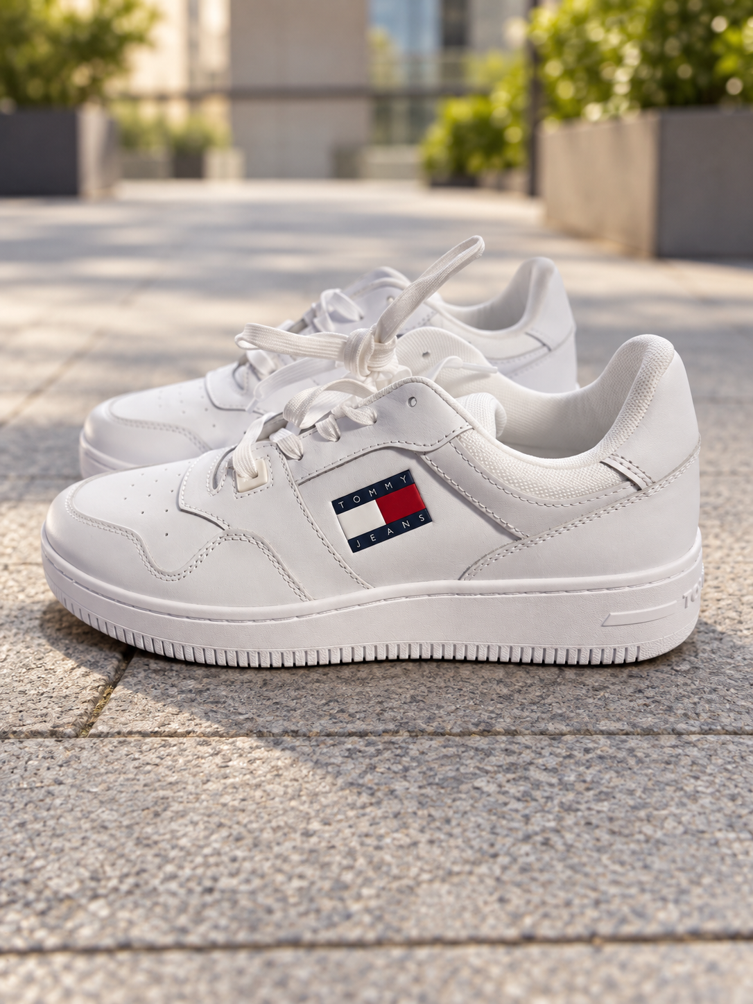 Tommy Jeans Retro Basket blancas talla 41 — par en una terraza urbana