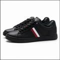 Zapatillas Tommy Hilfiger negras talla 42 sobre fondo blanco
