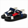 Sandalias Tommy Jeans 16647 tricolor talla 42 sobre fondo blanco
