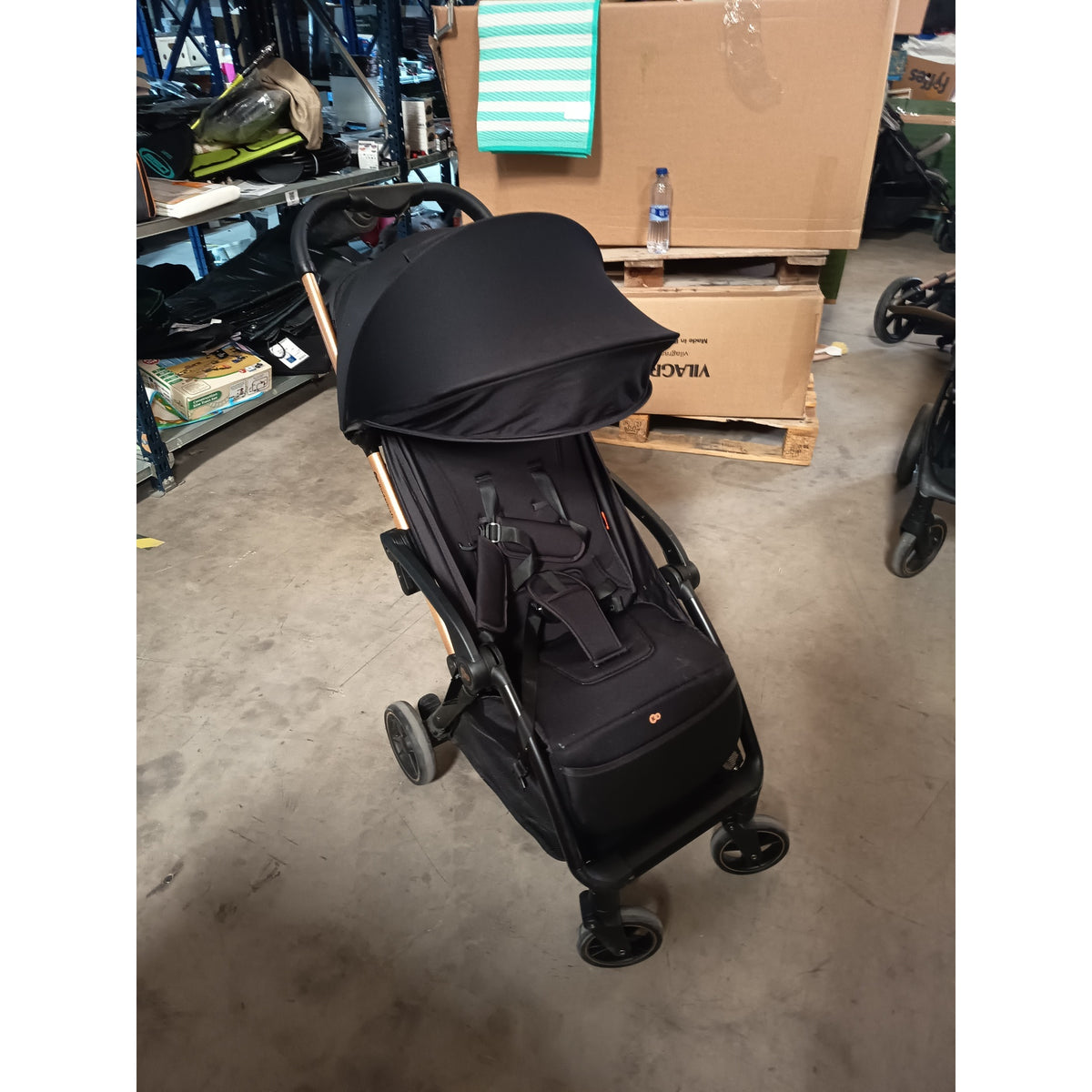 Silla de Paseo Negra con Estructura Dorada