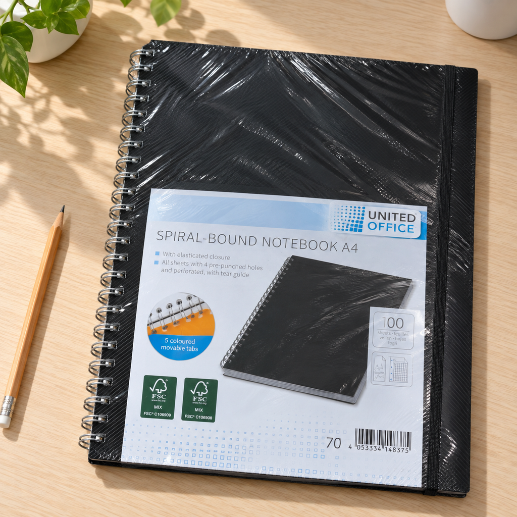 Cuaderno United Office A4 negro cerrado sobre escritorio; accesorios de ambientación no incluidos