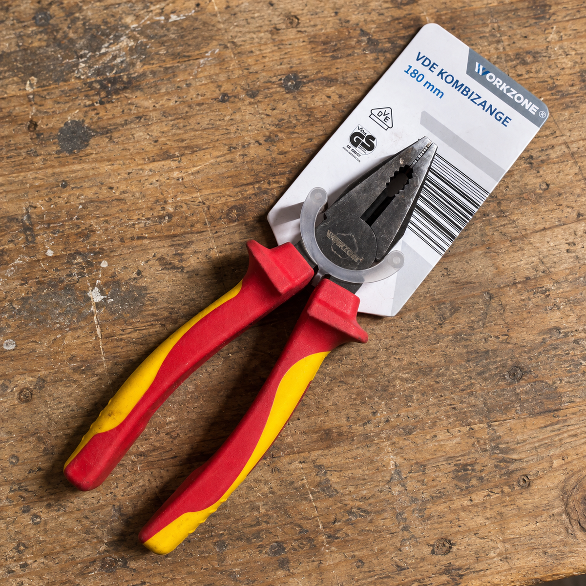 Workzone alicate universal VDE 180 mm: herramienta con cartón original en un banco de trabajo
