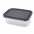 Recipiente rectangular cuerpo translúcido tapa gris con patrón hexagonal y reborde de cierre