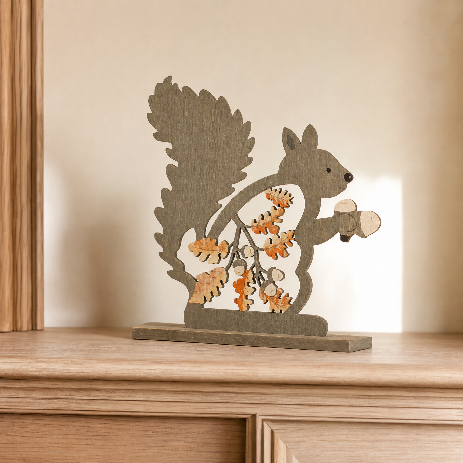 Melinera figura decorativa de ardilla con base y detalles otoñales
