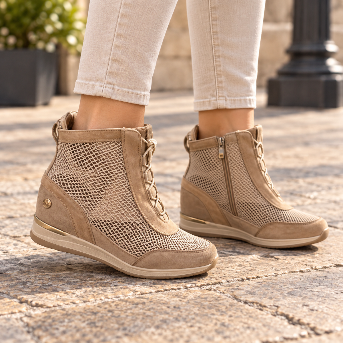 Botines Xti 141043 Beige en uso