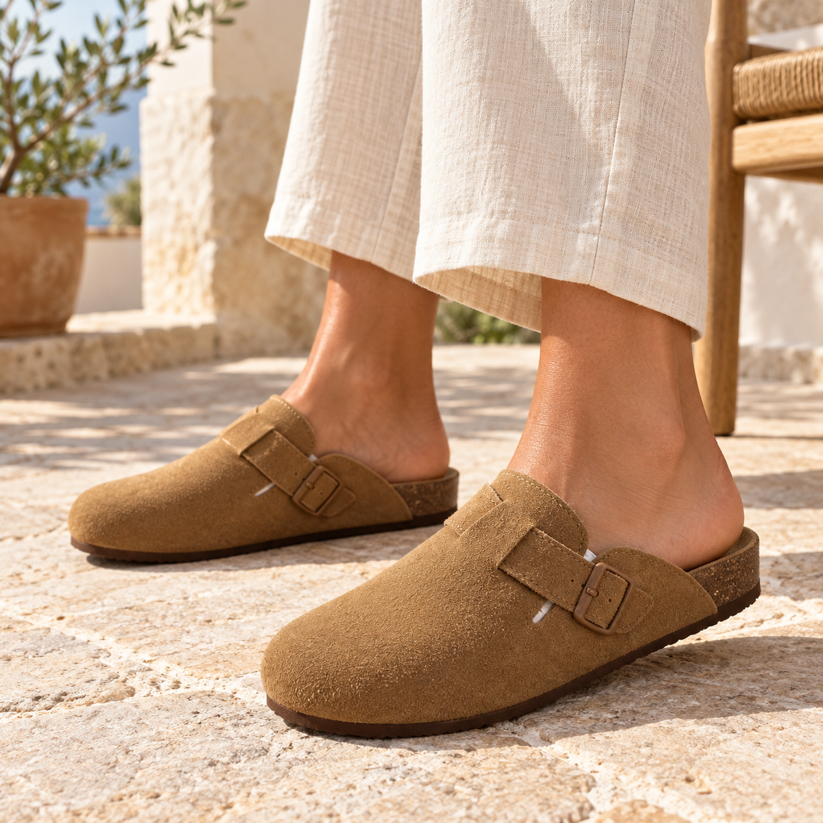 Zuecos Xti 142871 camel con hebilla en un look de mujer