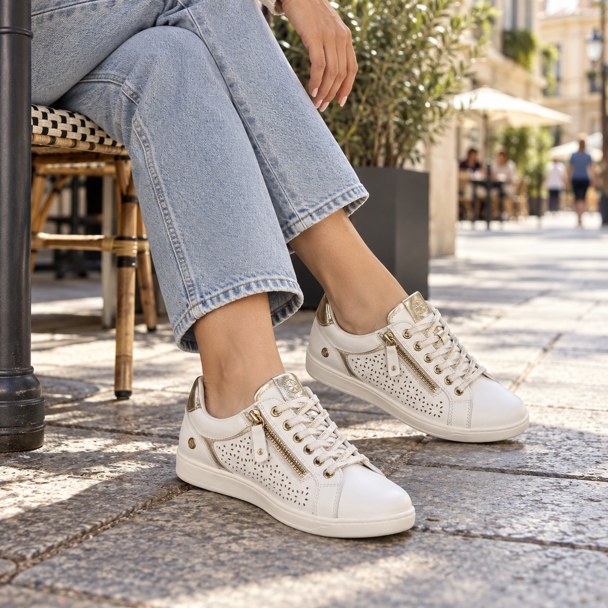 Zapatillas Xti 143624 blancas con detalles dorados, imagen lifestyle
